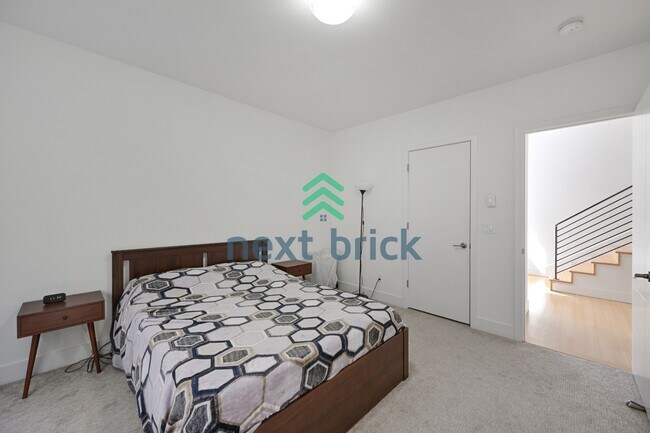 Building Photo - "Spacious 4-Bedroom Seattle Home with 3 Full Baths and 2,420 Sq. Ft. of Comfort!"