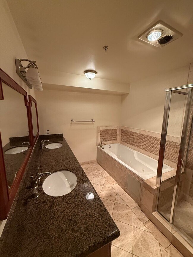 Building Photo - Beautiful Spacious 2 Bedroom/2 Bath Condo