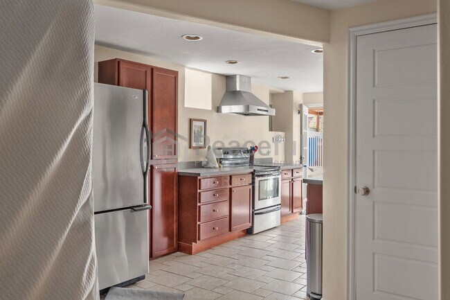 Building Photo - 322 E 6th Ave