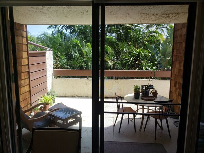 Building Photo - Fully furnished  1 year lease max. , 2 bedroom, 2 bath 2nd floor unit in the Poinciana Manor