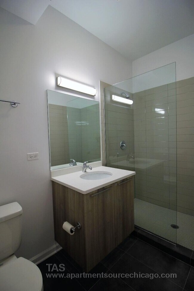 Building Photo - Loft-style condo-quality 2 Bed/2 ba IN UNIT LAUNDRY!!