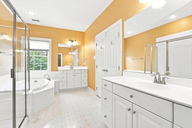 Building Photo - 346 Village Way