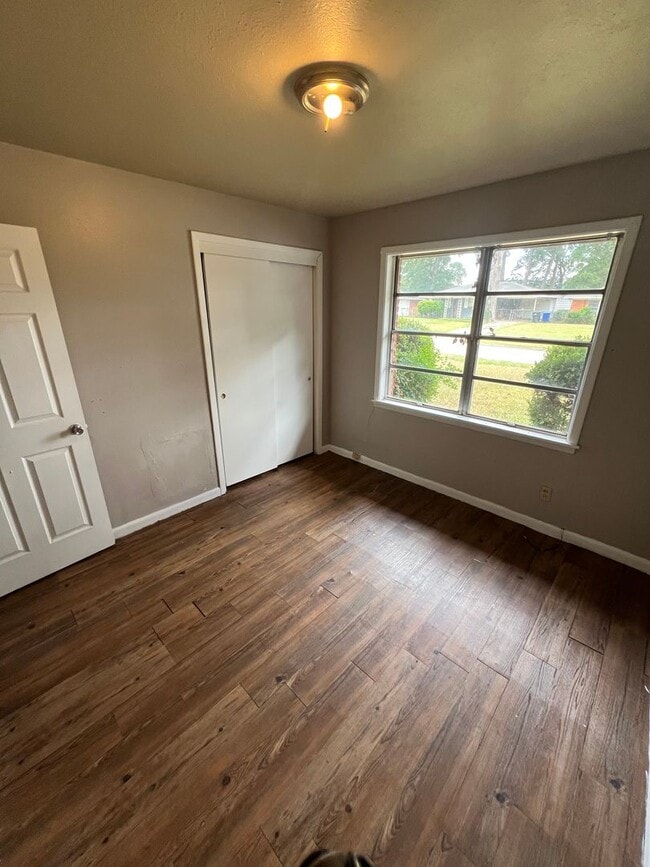 Building Photo - 919 Pine Tree Dr