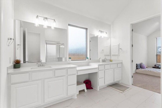 Building Photo - 216 Hollister Dr