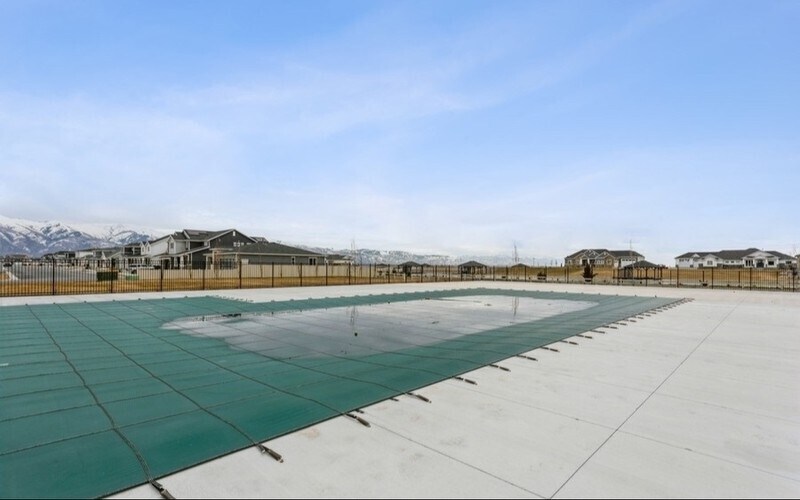 Building Photo - 1675 W Parkview Dr