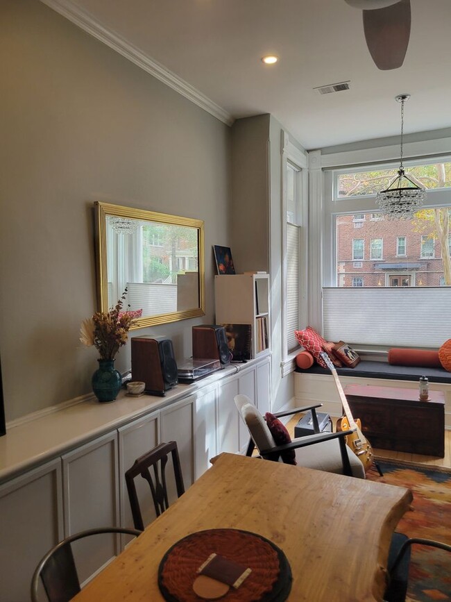 Building Photo - Charming 2 BR/1 BA Ground Level Condo Unit...