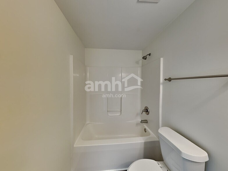 Building Photo - 6290 Queensdale Dr