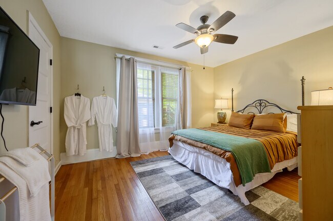 Queen bedroom 1 - 1608 Fayetteville St