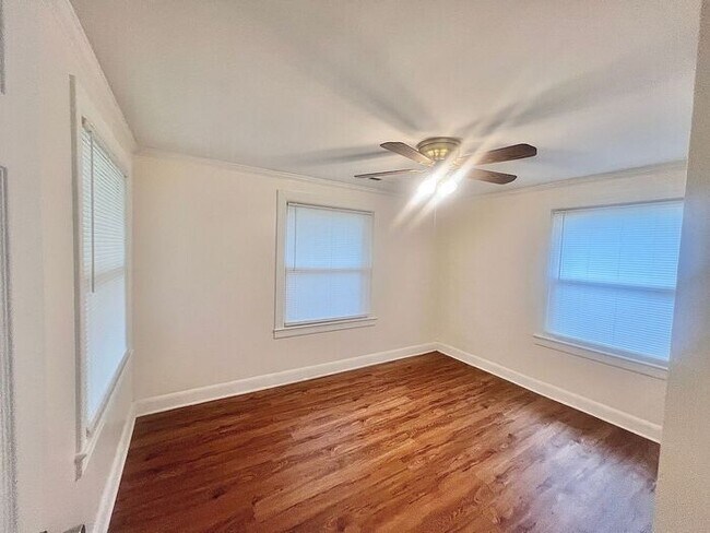 Building Photo - Cozy 2BR Cottage/No Carpet, large laundry ...