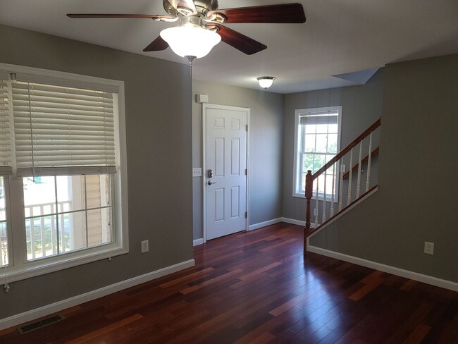 Building Photo - 3 Bedroom 2 1/2 bath end unit Townhome for...
