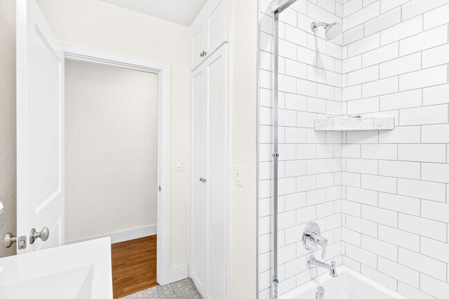 Building Photo - Charming & Spacious Single Family Home
