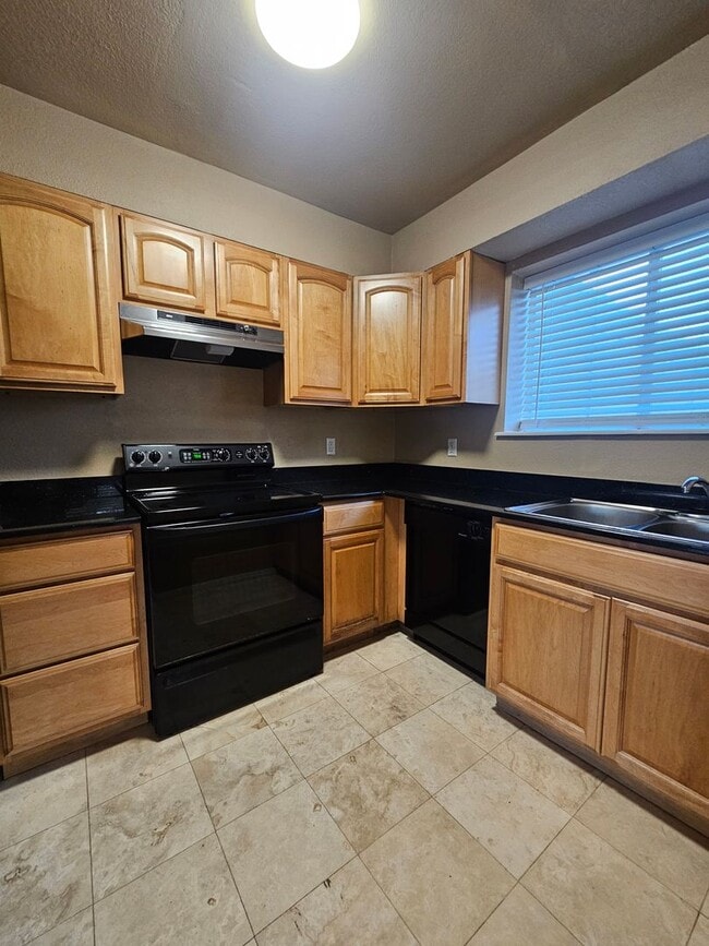 Building Photo - (2) Bed/(2.5) Bath Townhome Avail Now! Pool Access!