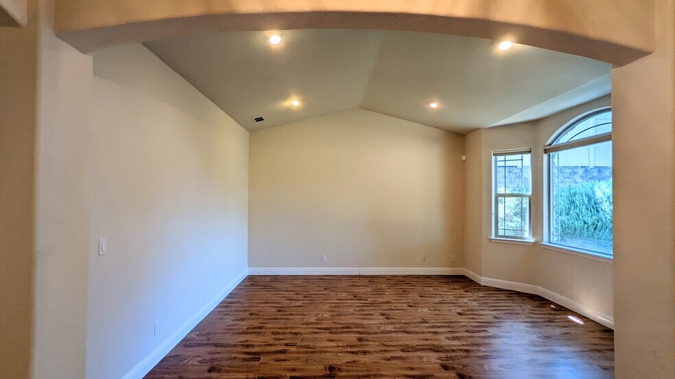 Building Photo - 1043 Diamante Robles Ct