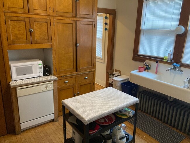 Building Photo - 2935 N Downer Ave