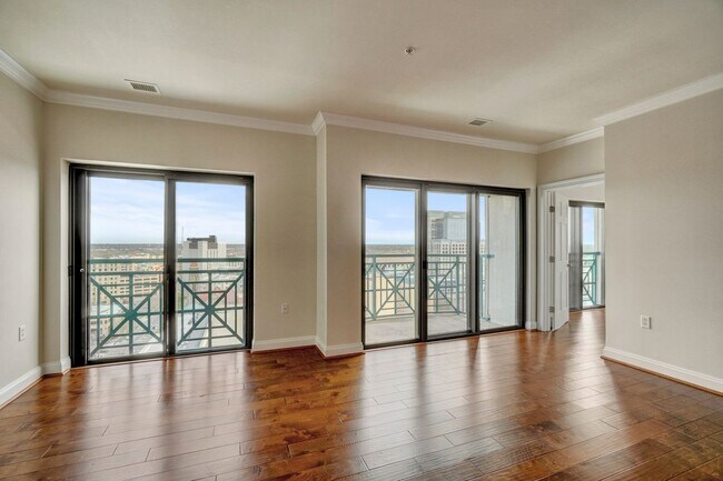 Building Photo - Super-Cool Lower Penthouse Condo Available 05-07-26!! Secured Entry, Garage Parking, Pet-Friendly!