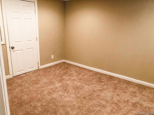 Building Photo - 721 N Eton St