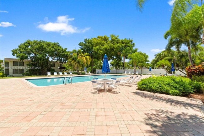 Building Photo - 2851 S Palm Aire Dr