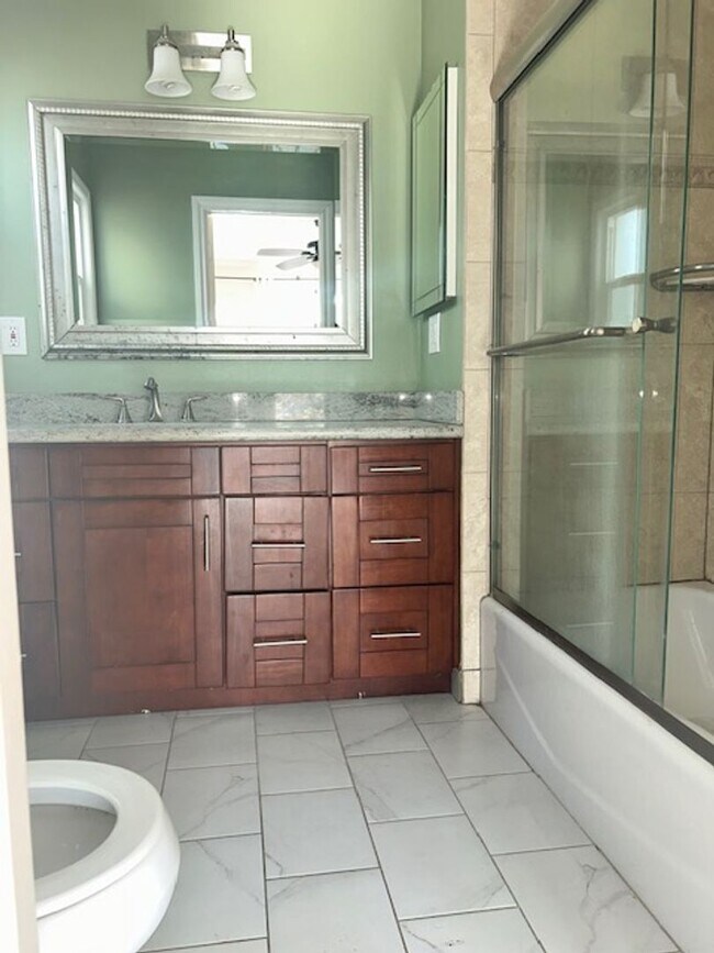 Building Photo - Beautiful Spacious 2Bd/2Bth with Bonus Family Room