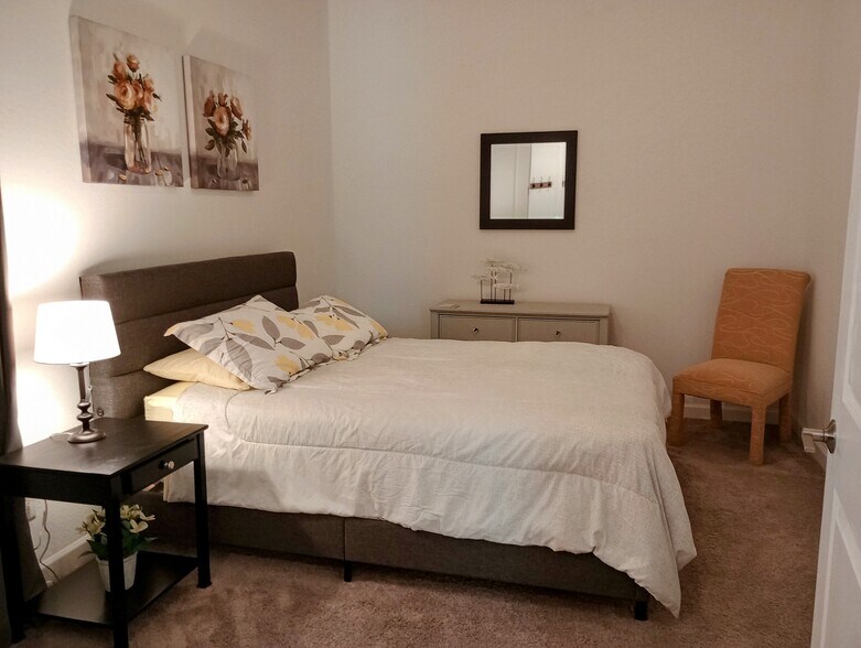 Bedrooom 3 - queen bed - 522 S 197th Ln