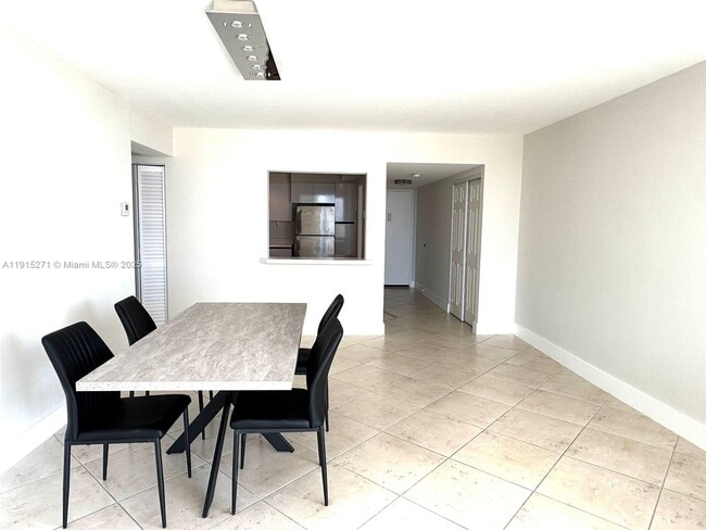 Building Photo - 3731 N Country Club Dr