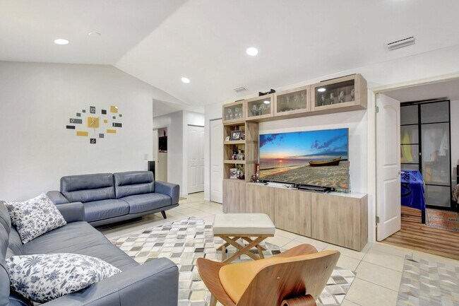 Building Photo - 5151 W Club Cir
