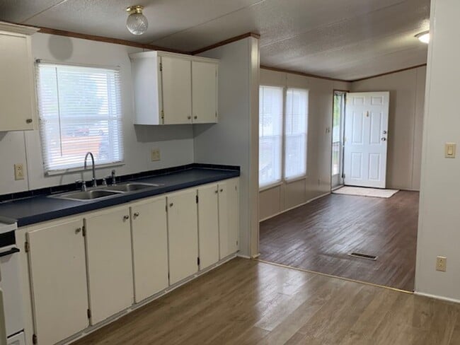 Building Photo - Available Now! 3 bed 2 bathroom