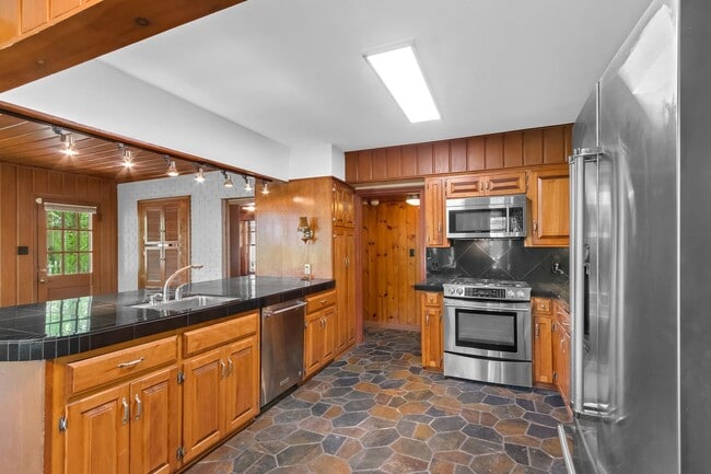 Building Photo - Unique, Charming and Spacious Fayetteville Home!