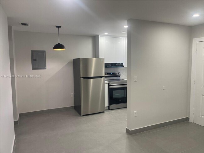 Primary Photo - 115 W 28th St