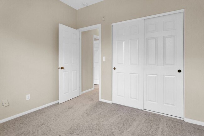 Building Photo - Beautiful townhome in Mission Valley!  Ava...