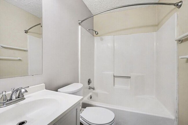 Building Photo - $774 1 bed/1 bath Apartment in Eastwood ***Ask about our Security Deposit Alternative!***