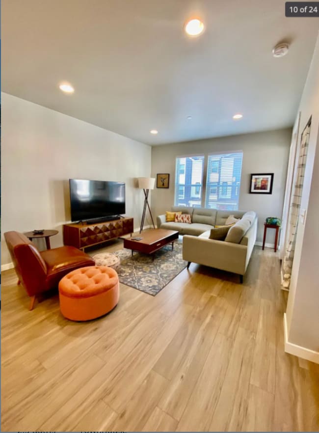 Building Photo - Lynnwood Townhome