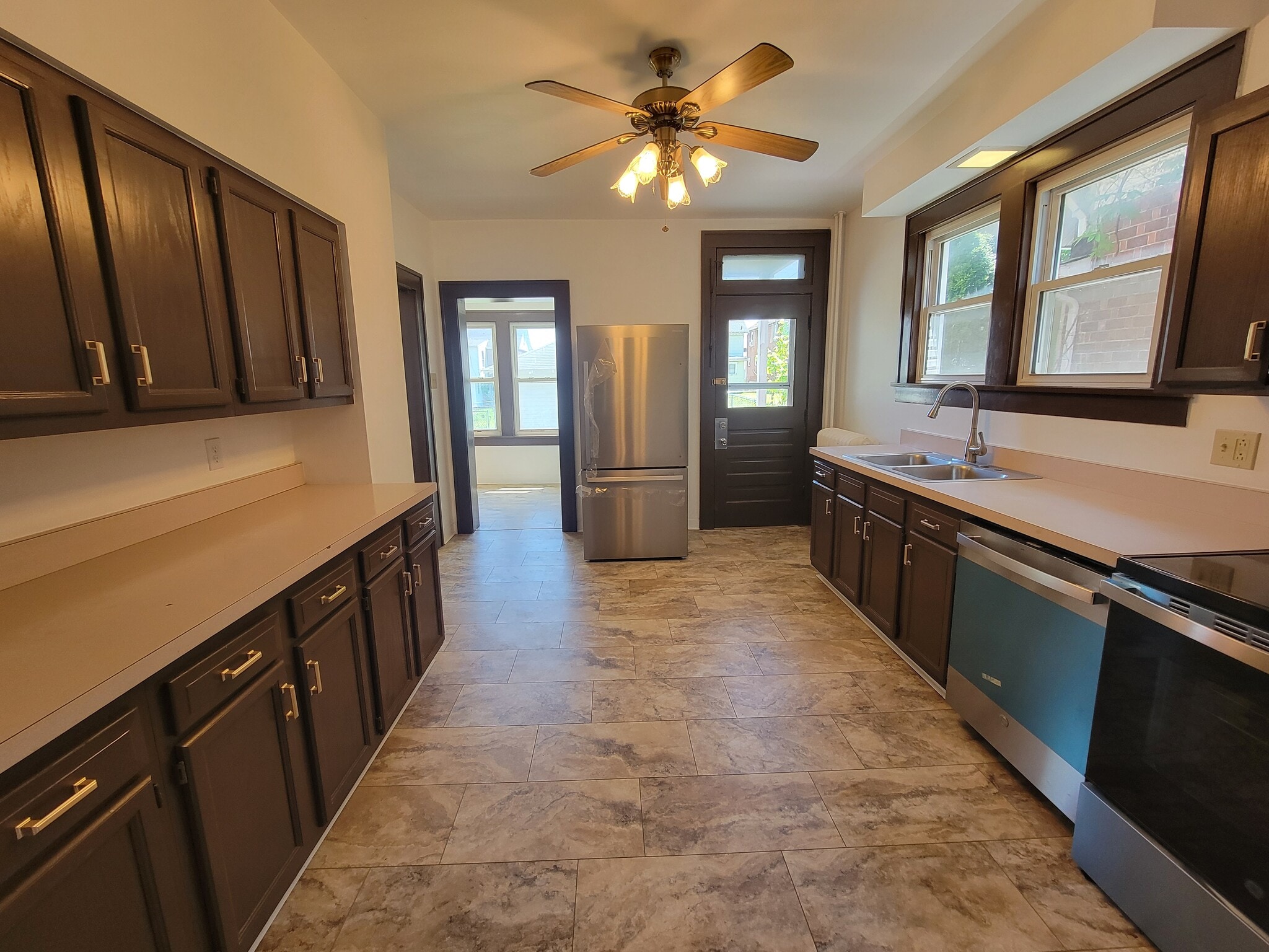 LARGE KITCHEN WITH NEW APPLIANCES - 632 Hill Top Dr