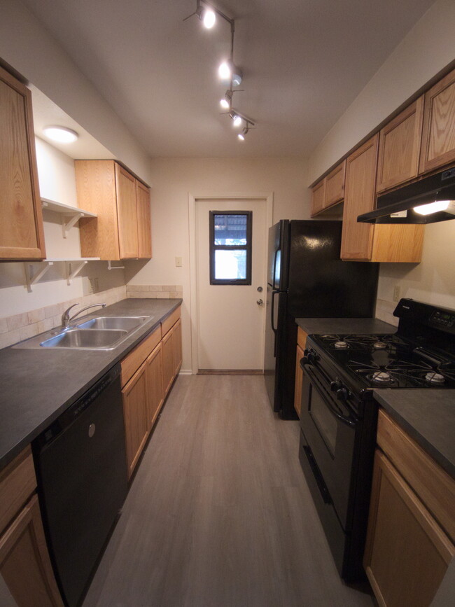 Building Photo - 327 Briarwood Dr