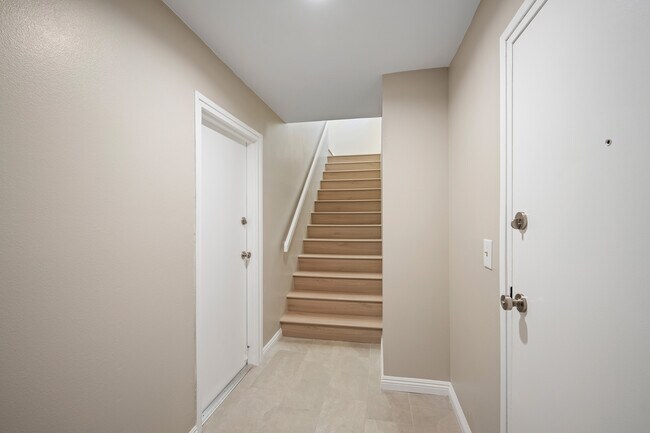 Building Photo - 10574 Sunland Blvd