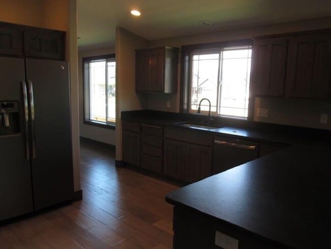 Building Photo - 3BED2BATH - YARD, GARAGE, LAUNDRY HOOKUPS