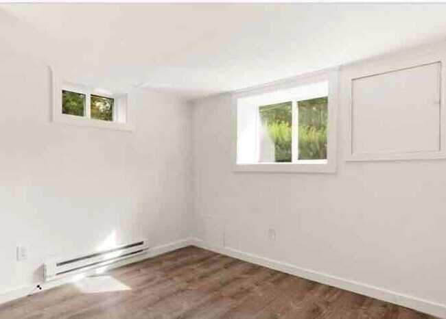 Building Photo - 71 1/2 Pond St