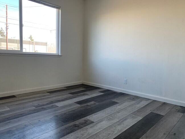 Building Photo - 2247 Pasetta Dr