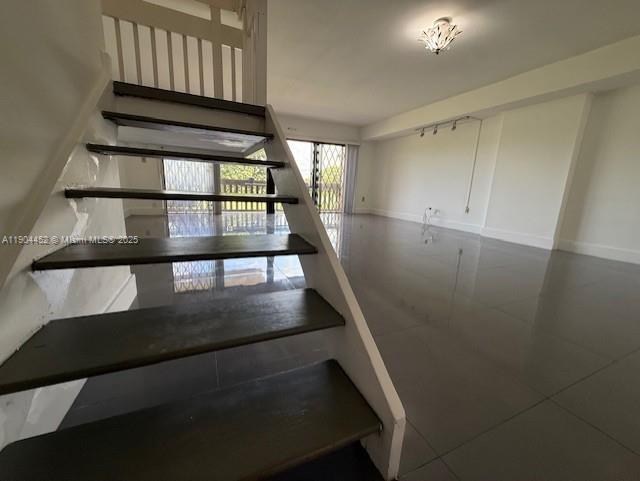 Building Photo - 515 W Park Dr