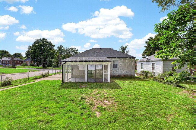 Building Photo - 222 Henquin Dr