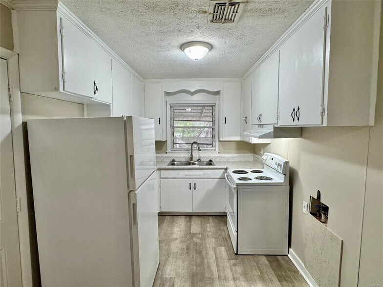 Building Photo - 875 Karen Rd