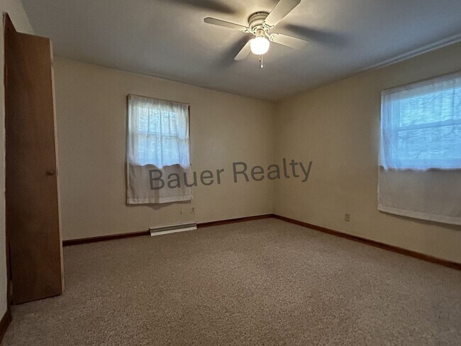 Building Photo - Three Bedroom, Crestview Local Schools