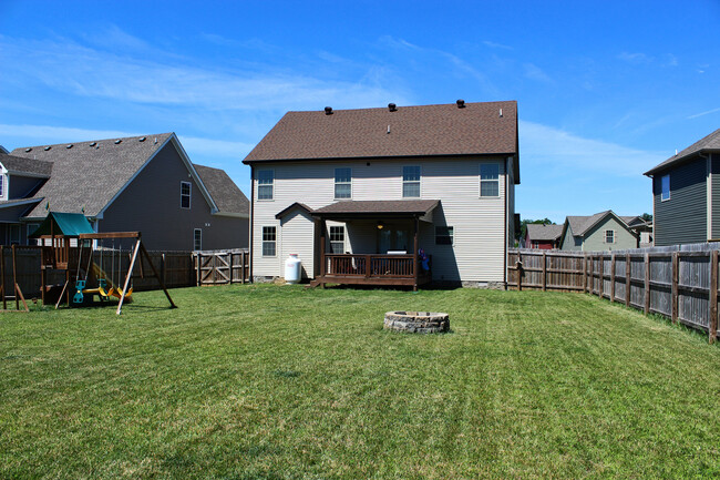 Building Photo - Fantastic Home in Desirable Neighborhood