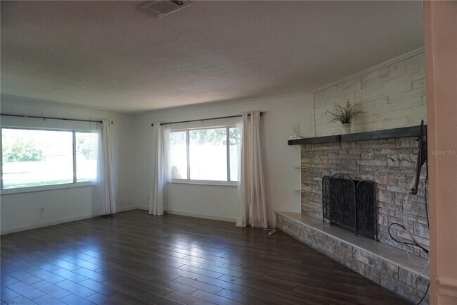 Building Photo - 401 Palm Springs Dr
