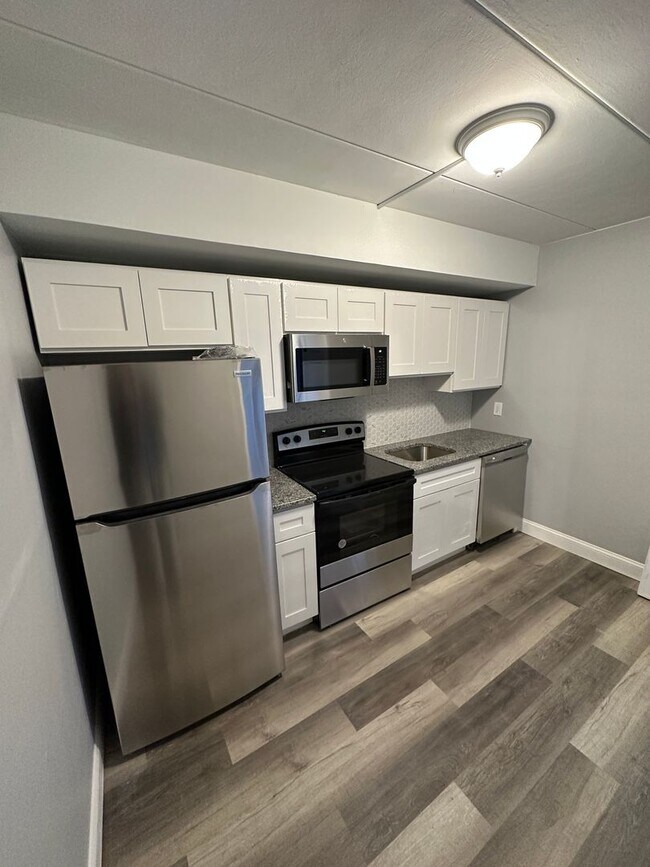Building Photo - Remodeled Meadowood Condo Unit  3 beds 2 full baths (heat, water, sewer included great value)