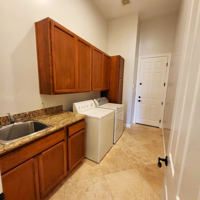 Building Photo - FIRST 2 WEEKS RENT FREE!!! BEAUTIFUL HOME ...