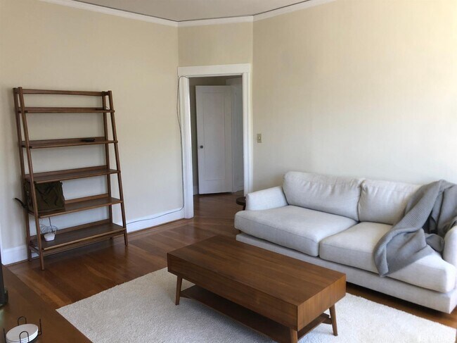 Building Photo - 1000 Judah St