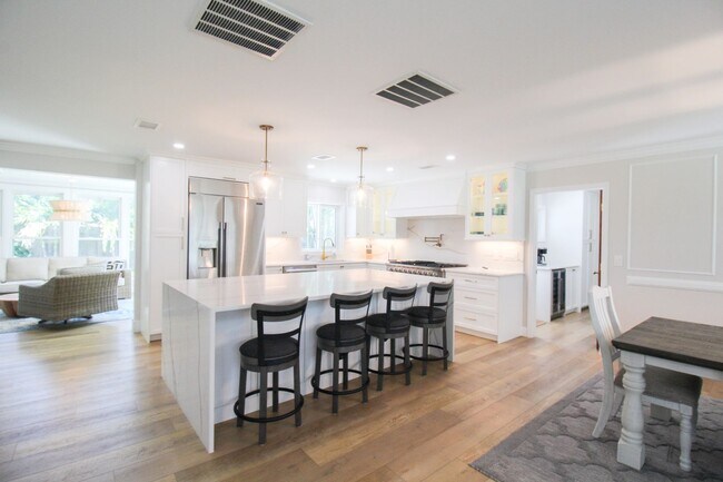 Building Photo - Luxury Annual Rental with Resort-Style Pool on Longboat Key