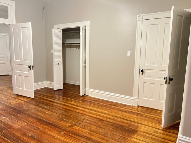 Building Photo - Extremely Spacious and Bright 2-Bedroom Ap...