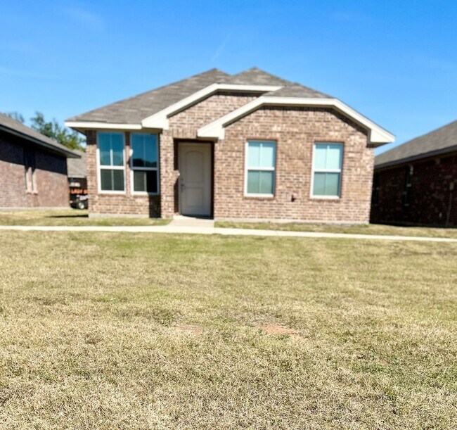 Building Photo - MOVE-IN READY!