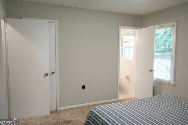 Building Photo - 307 Pinewood Dr